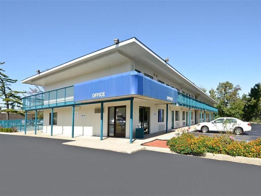 Americas Best Value Inn Battle Creek Bagian luar foto